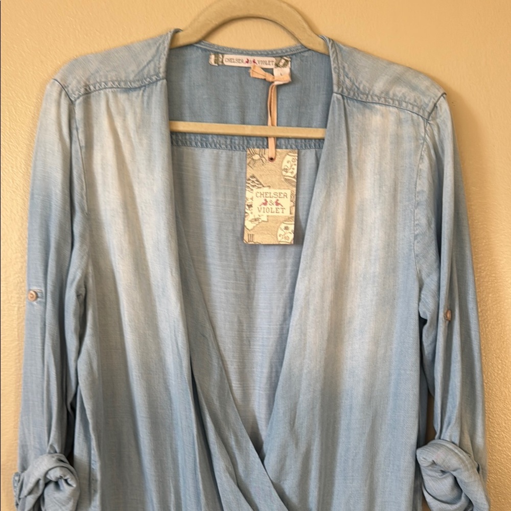 Chelsea & Violet Light Blue Women's Top
